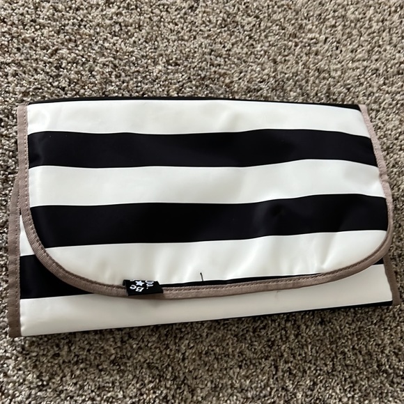 JujuBe Diaper bag and changing pad - Picture 5 of 6